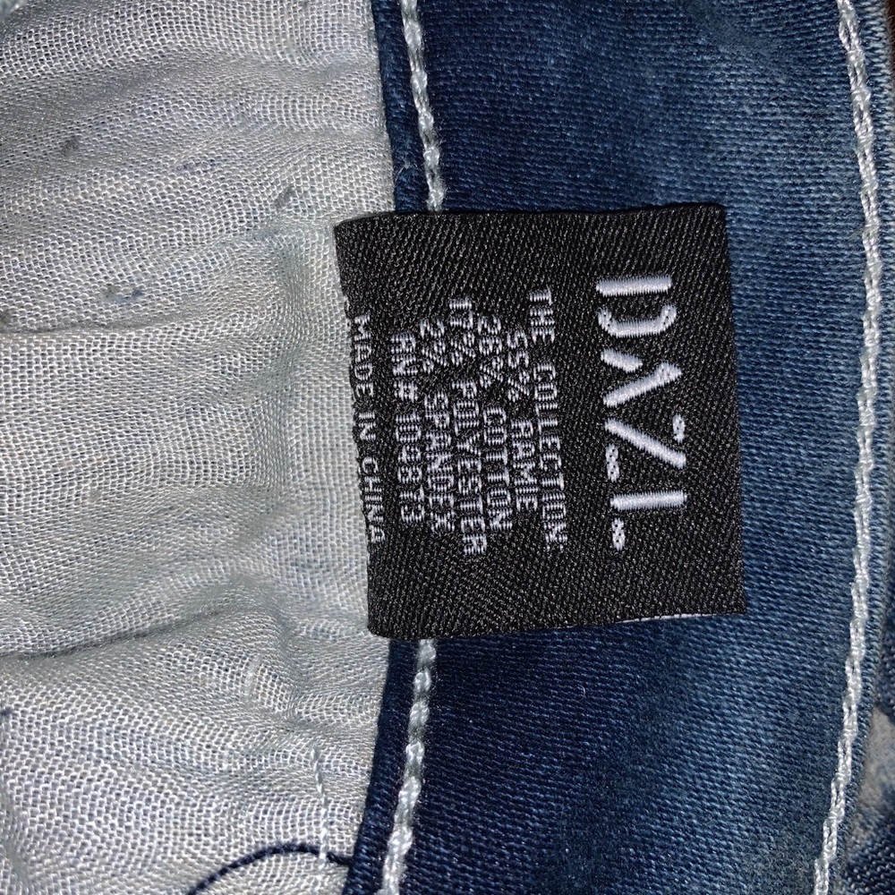 Dazl Distressed Jeans - Picture 6 of 6